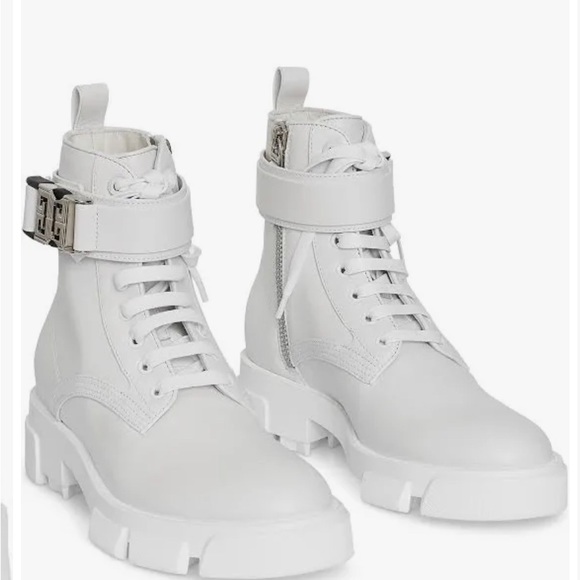 Givenchy - Picture 2 of 4